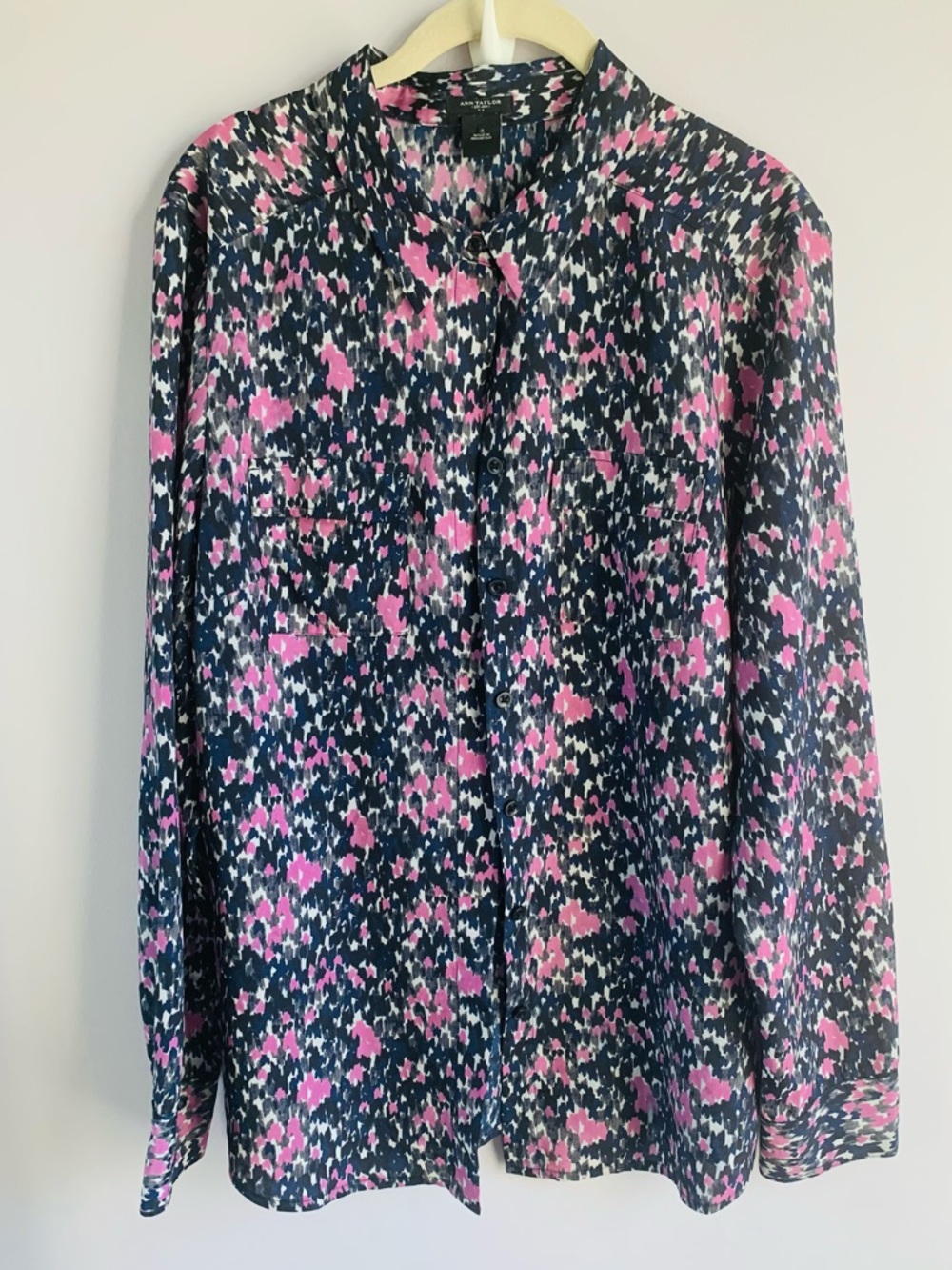 Ann Taylor Blouse Top Navy Pink Abstract Button Up Office Business Casual EUC L